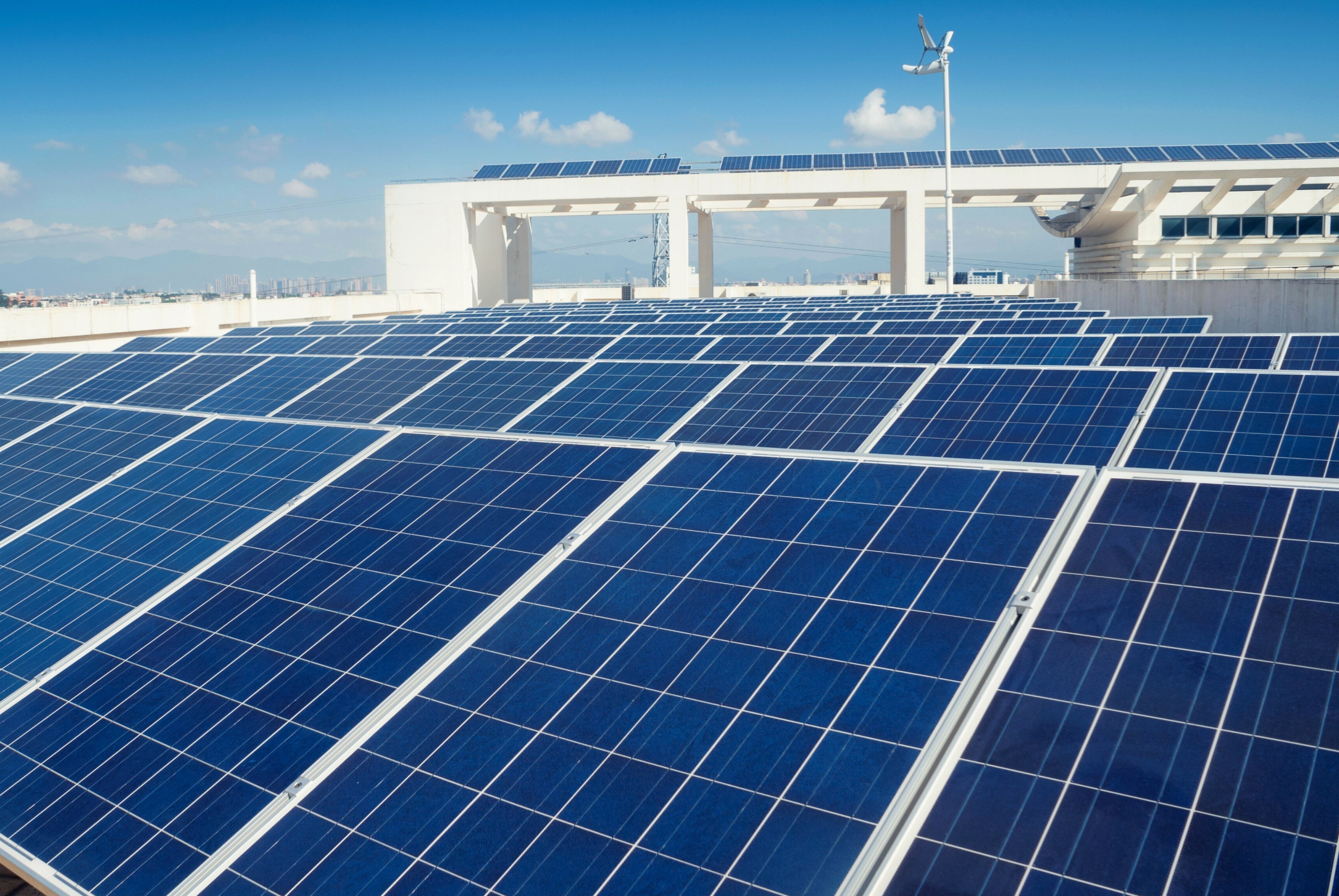 Crean un panel solar capaz de generar energía durante la noche