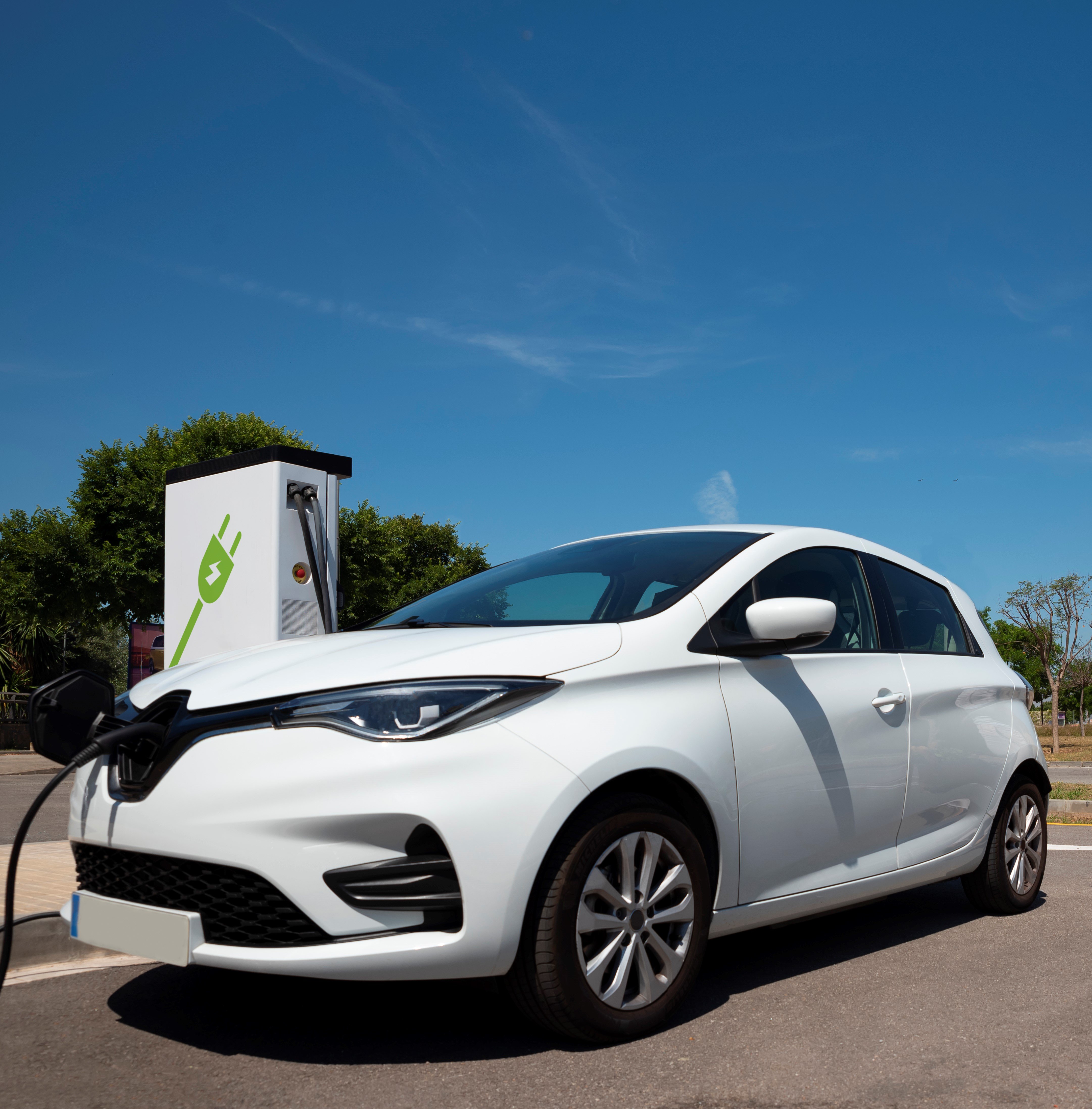 Cómo lavar un coche eléctrico o híbrido